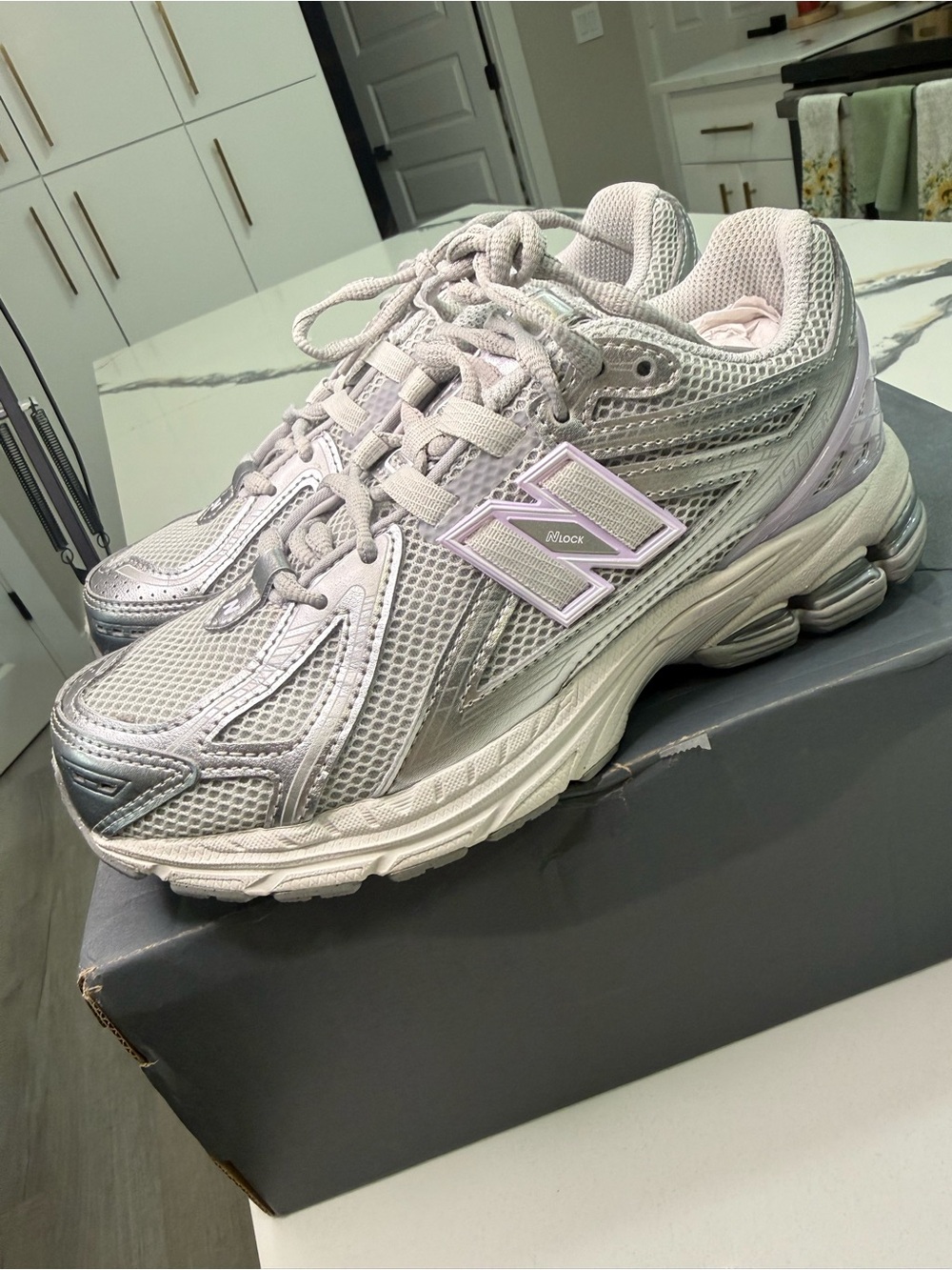New Balance 1906R Big Kids Size 5Y Silver Metallic Milk Violet Women’s Size 6.5